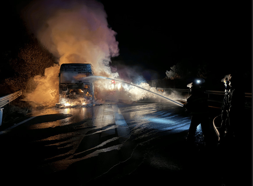 阿拉伦斯vs安提瓜_司机往后视镜一看阿拉伦斯vs安提瓜,糟了!670万元货物“葬身火海”