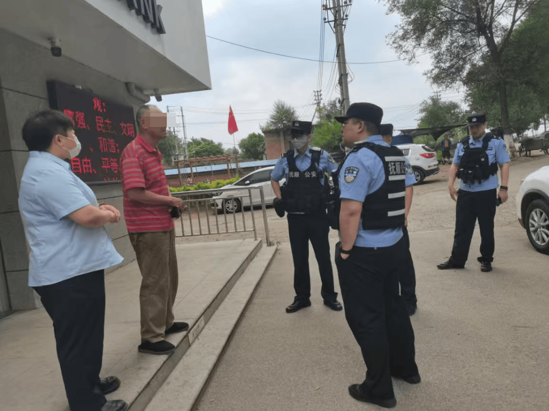 女王公园巡游者vs查尔顿_男子携7张定期存单要提前取款女王公园巡游者vs查尔顿,银行柜员发现疑点……