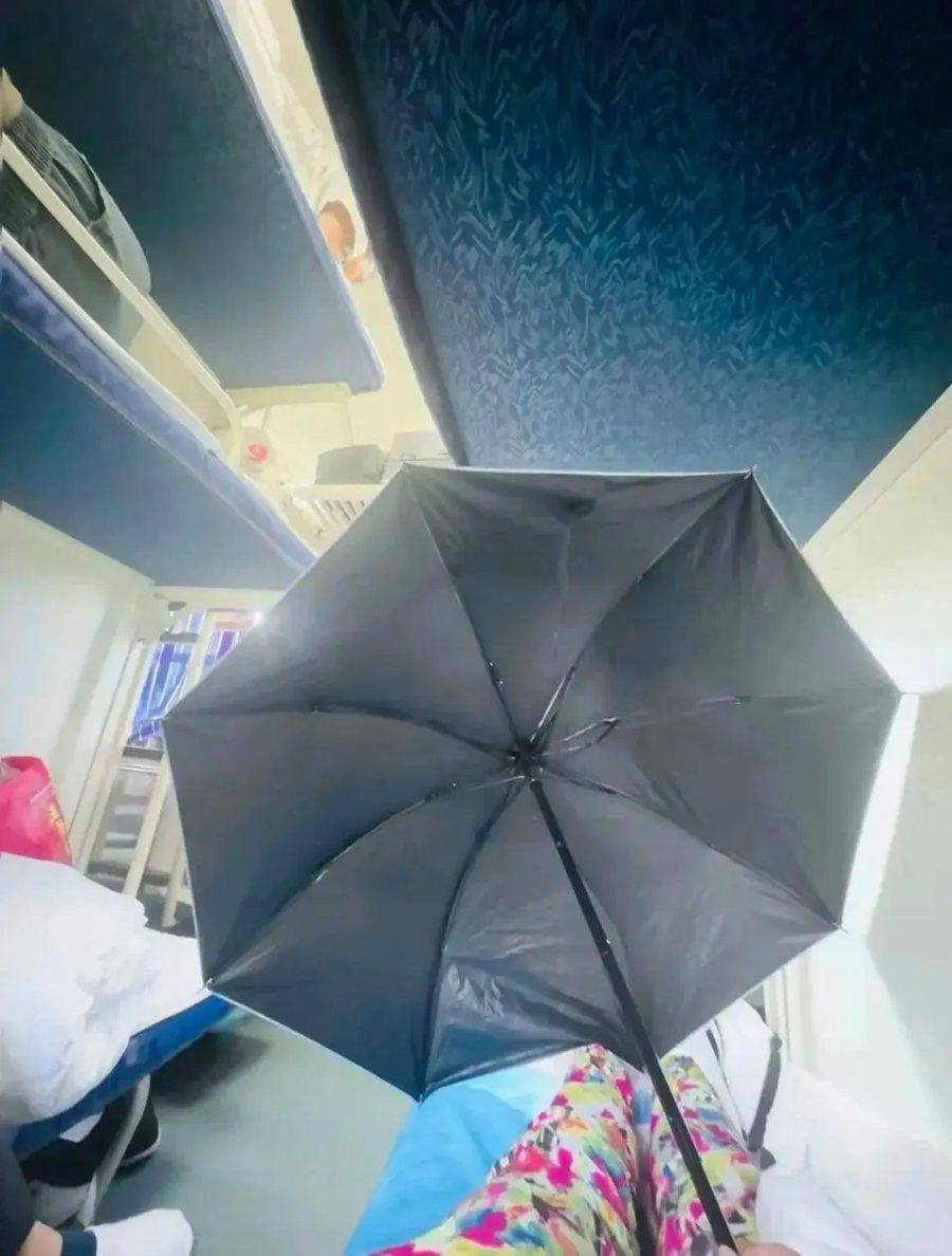 萨尔瓦多甲组联赛_坐火车卧铺打伞遮隐私萨尔瓦多甲组联赛,别急着喷旅客“矫情”