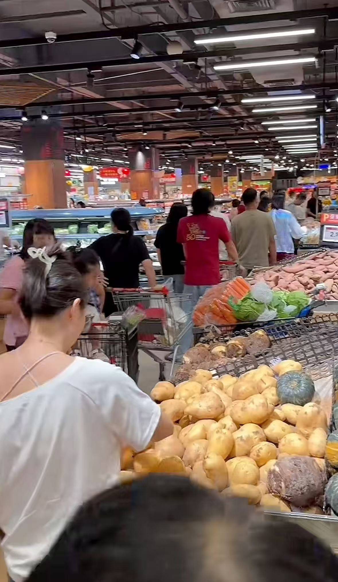 皇冠信用庄家_“风王”桦加沙将登陆皇冠信用庄家,广东市民等风来:准备五六个充电宝,很多卖场菜肉栏已空