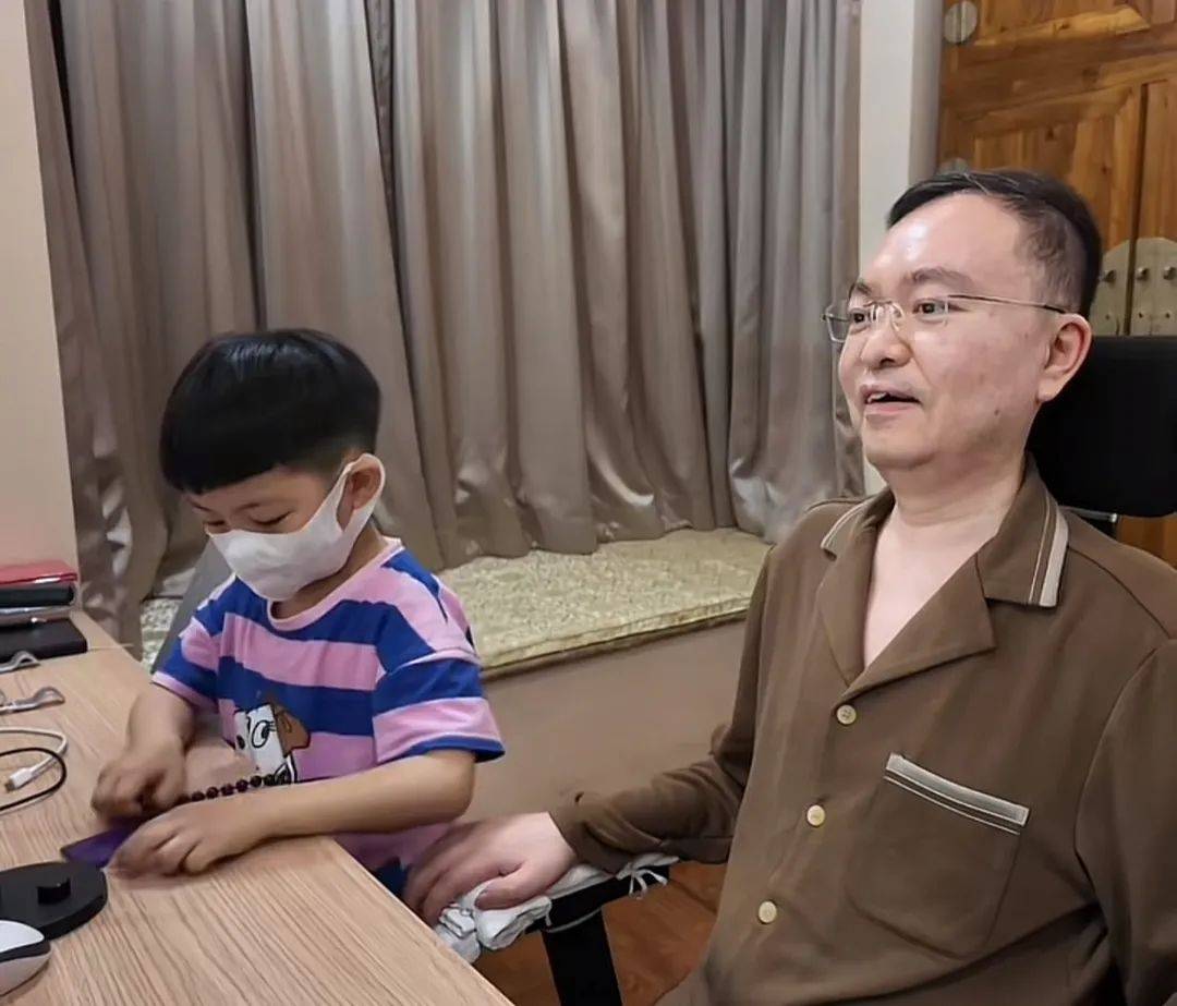 皇冠信用盘_与渐冻症抗争6年皇冠信用盘,妻子透露蔡磊近况:他已完全丧失语言能力,仅能吃流食