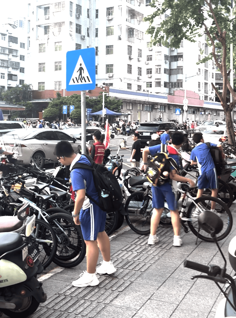 皇冠信用网押金多少_深圳一医院门口被指“举步维艰”皇冠信用网押金多少!整治后记者实探:仍很堵