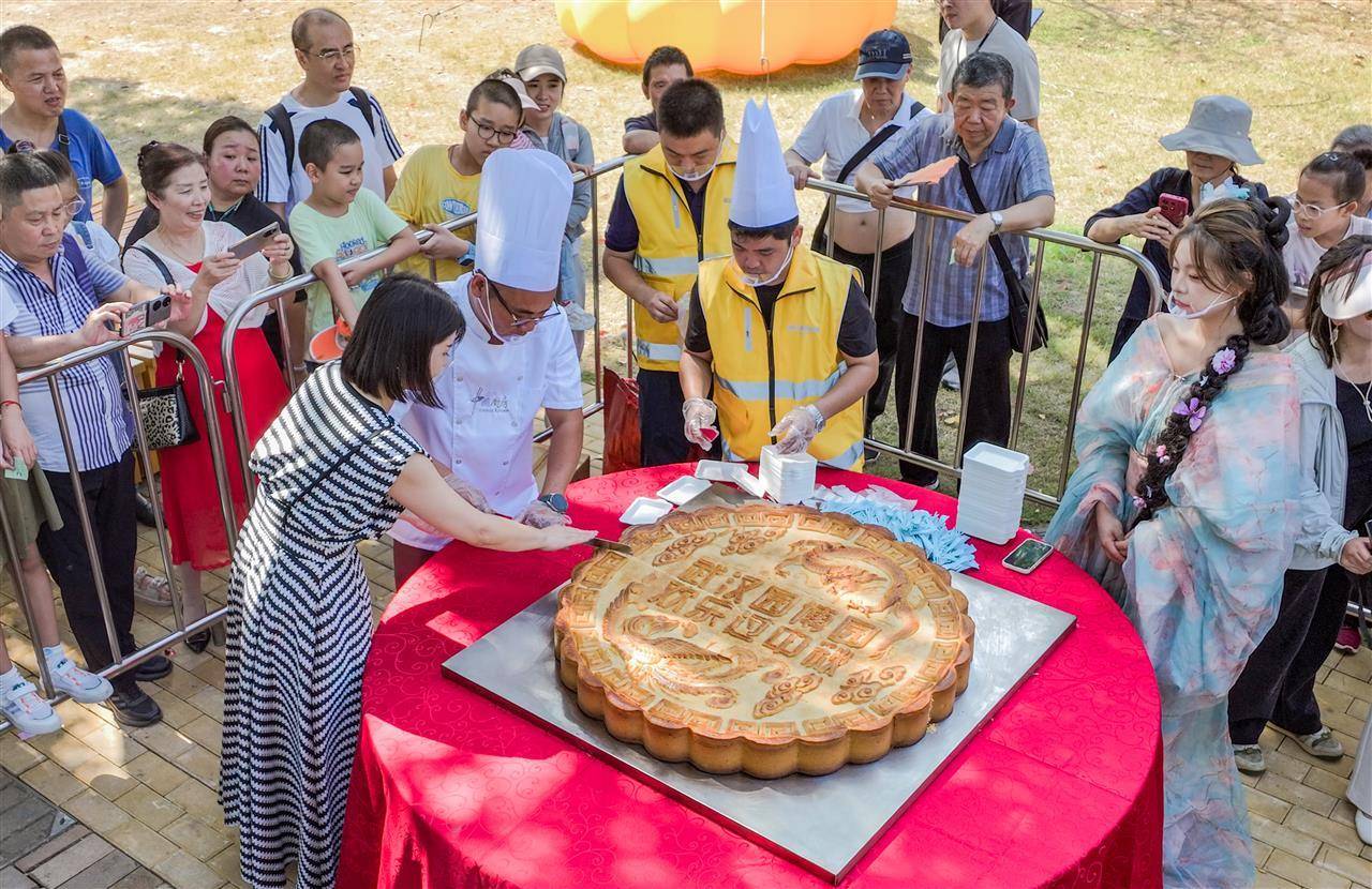 皇冠登3代理申请_重388斤皇冠登3代理申请!500人排队挑战超级大月饼