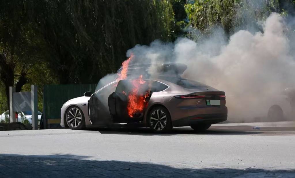 皇冠会员如何申请
_一辆蔚来牌轿车在大理一景区外起火皇冠会员如何申请
,一家四口撤离及时无伤亡