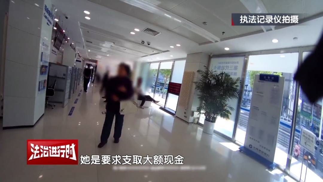 皇冠登3平台出租
_大妈对北京警察说:枪毙我都不怕皇冠登3平台出租
!北京警察:我们是来救你的!