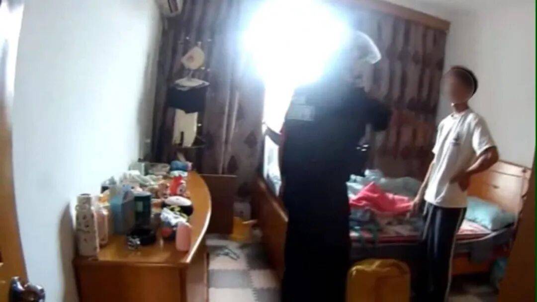 皇冠信用網出租
_因妻子没带包子回家皇冠信用網出租
，浙江一男子怒把30斤行李箱从6楼扔下，还称“砸到人了我就负责，没砸到就没事”，目前该男子已被刑拘