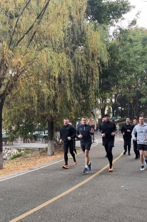 怎么注册皇冠信用盘_成都理发师晨跑偶遇法国总统马克龙：跑第一圈没认出来怎么注册皇冠信用盘，第二圈相遇对方主动打招呼