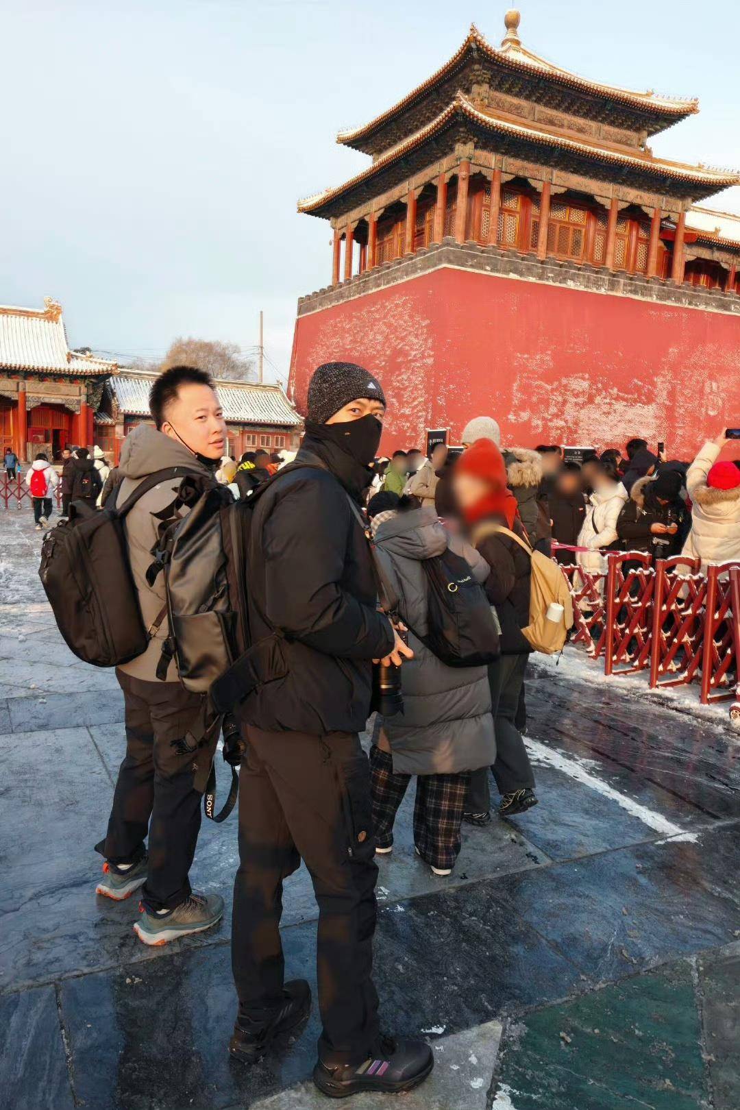 香港足球联赛
_北京初雪后多位路人在故宫偶遇李现香港足球联赛
,他手里拿着相机,网友:期待他更新故宫雪景照片