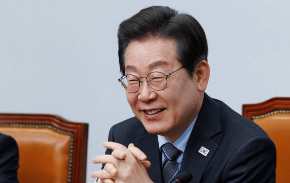 香港皇冠体育
_高市早苗正式道歉!韩国发出强硬驳斥香港皇冠体育
,丑闻还没解决又有燃眉之急,得罪中俄后又激怒韩国?