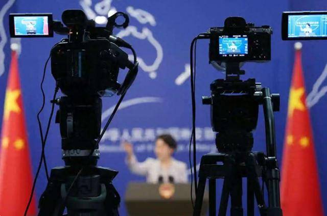 皇冠足球平台代理_解放军实弹射击全中！怕挨炸的日媒当众提问皇冠足球平台代理，中方一句话回应