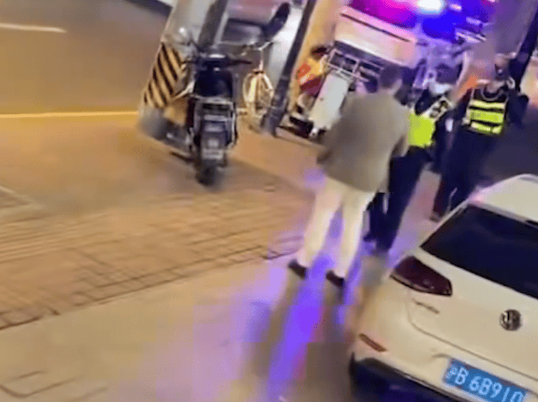 皇冠信用网怎么注册_老外把电脑包落在了共享单车皇冠信用网怎么注册,报警后发现一张“神秘字条”;网友:在上海你就安心吧