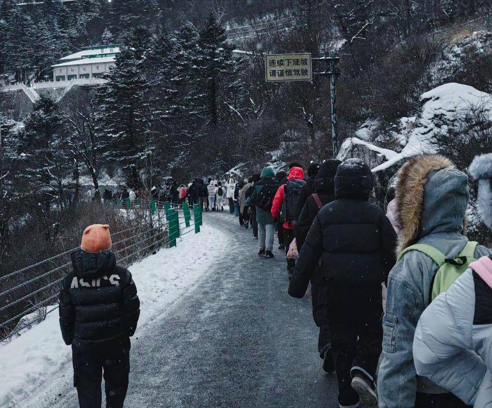 世界杯皇冠代理平台_数百名游客夜晚滞留太白山景区数小时世界杯皇冠代理平台，气温低至零下十几度，当地：山上突然降雪道路结冰，目前所有游客都已乘摆渡车下山