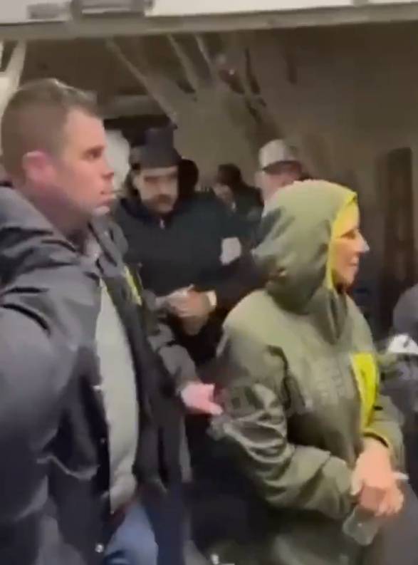 皇冠信用网如何注册_马杜罗现身美国缉毒局采指纹皇冠信用网如何注册,英语、西班牙语切换和众人打招呼,疑似左腿受伤