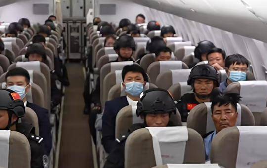 皇冠官方_四大电诈头目被押解回国皇冠官方，舱内特写画面首次曝光