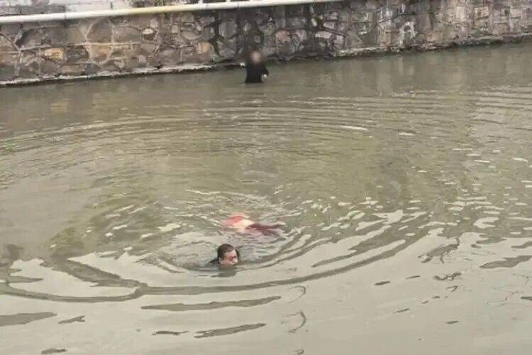 皇冠登3管理出租_上海一女子与丈夫视频时发生争吵情绪失控皇冠登3管理出租,留下诀别的话突然断联!随后被发现漂浮在河中一动不动,民警狂奔跳水救援,目前该女子已无大碍