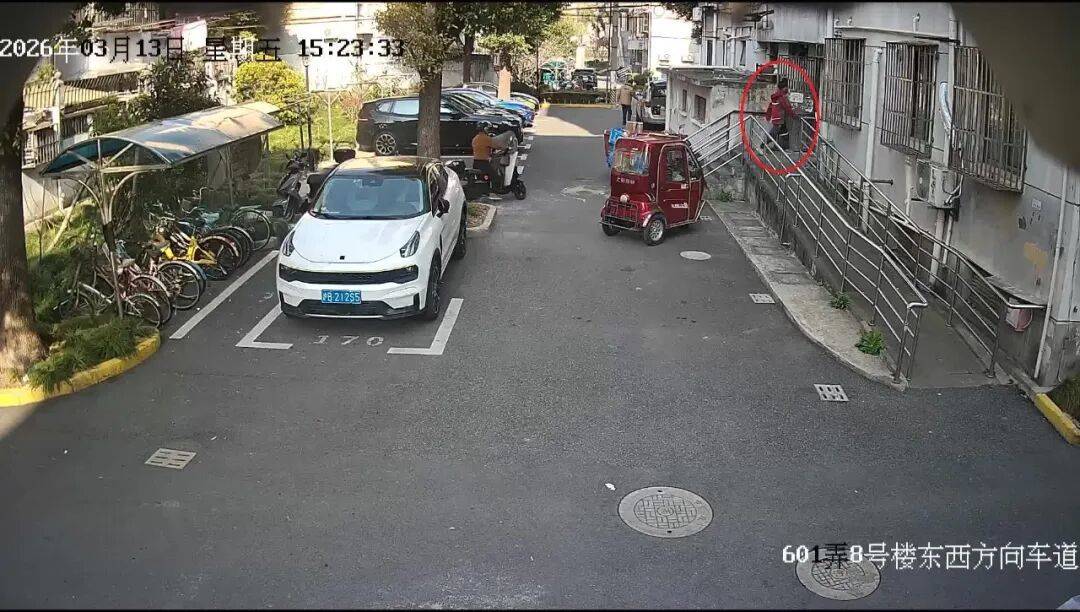 世界杯足球平台代理_快递员将7999元的手机放门口世界杯足球平台代理，买家没收到！20多天后，手机自己“报警”了