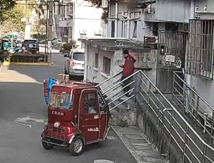 世界杯足球平台代理_快递员将7999元的手机放门口世界杯足球平台代理，买家没收到！20多天后，手机自己“报警”了