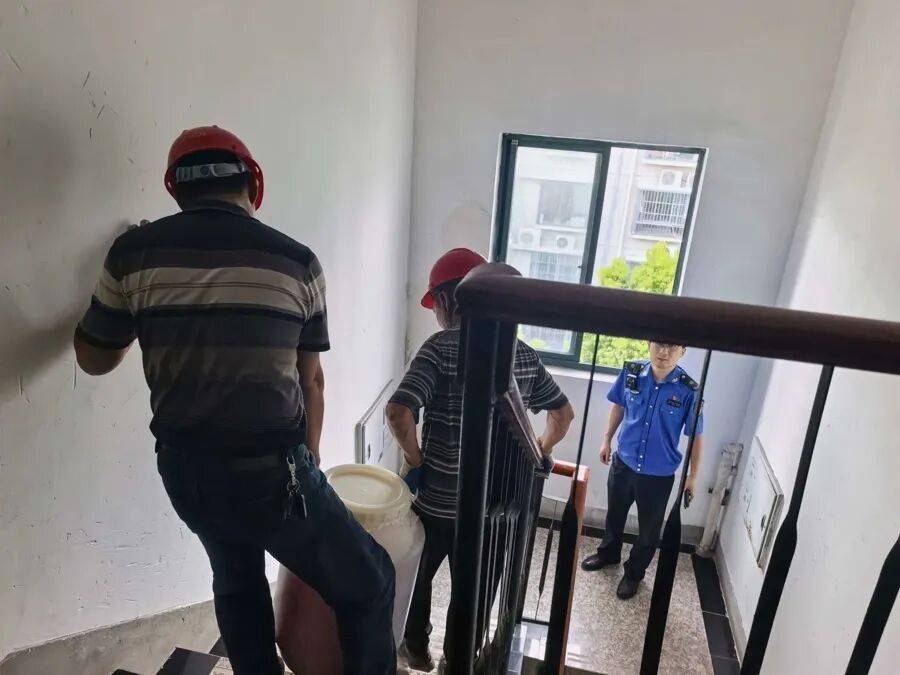 皇冠足球平台代理申请_上海一女子沉迷自制酵素12年皇冠足球平台代理申请,75公斤一桶堆满屋,邻居慌了:楼板扛得住吗?